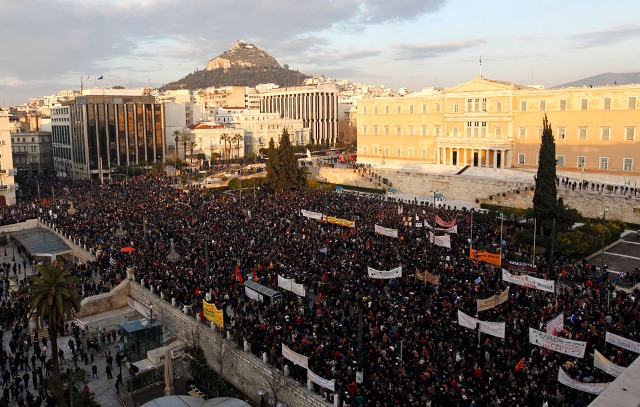riot_in_front_greece_parliament